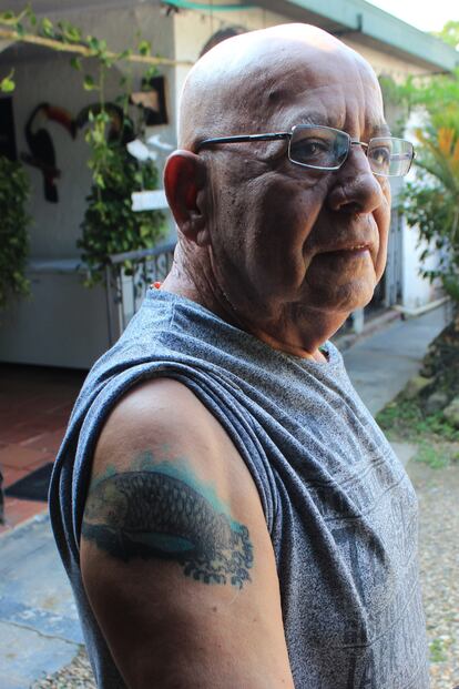 El biólogo, Hugo Franco, muestra el pirarucú que lleva tatuado en el brazo.