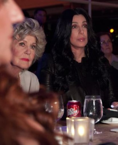 Cher, con su madre, en una cena con Obama en Los Angeles.