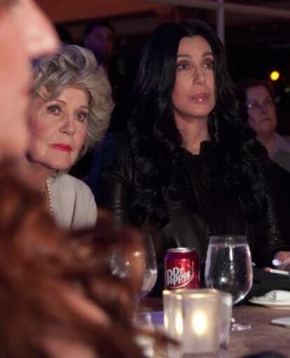 Cher, con su madre, en una cena con Obama en Los Angeles.