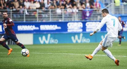 Ronaldo marca el segundo gol ante el Eibar.