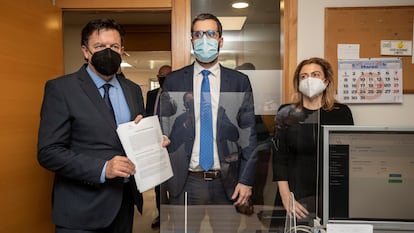 Ciudadanos spokesperson in Murcia Juan José Molina and Socialist deputies Francisco Lucas (c) and María del Carmen Fernández presenting the motions of no confidence.