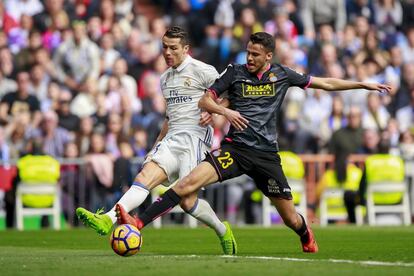 Diego Reyes y Ronaldo luchan por el balón.