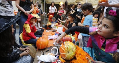 Niños libaneses decoran calabazas durante un evento anual de Halloween organizado por la asociación Ahla Fawda en Beirut (Líbano). 