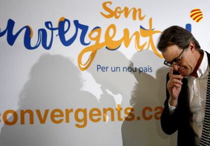 Artur Mas, davant d'un cartell de Convergència.