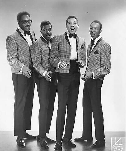 Smokey Robinson & The Miracles. Robinson es el tercero empezando por la izquierda.