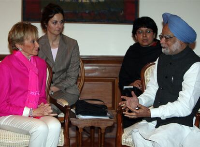 La vicepresidenta De la Vega, con el primer ministro indio, Manmohan Singh.