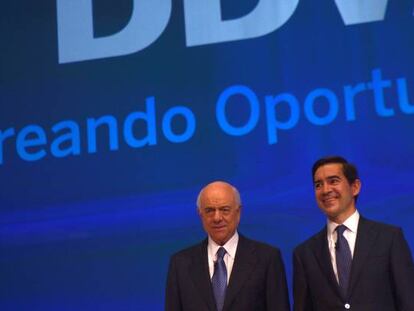 Francisco González y Carlos Torres, presidente y CEO de BBVA, en la junta de accionistas de marzo.