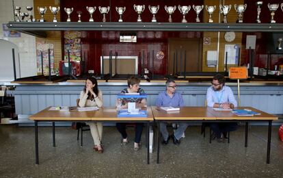 Mesa electoral en los Salesianos de Valencia.