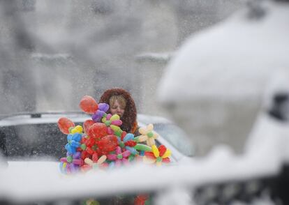 Celebramos el Día Mundial de la Nieve con una selección de imágenes donde los copos blancos son los protagonistas de la jornada. En la imagen, una mujer transporta globos durante una fuerte nevada en Minsk (Bielorrusia), el 12 de enero 2016.