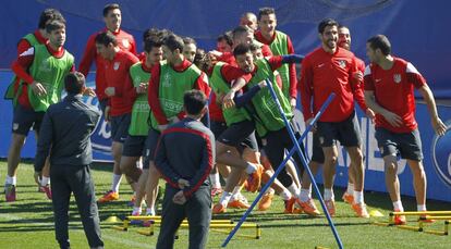 GRA092 MADRID, 10/03/2014.- Los jugadores del Atlético de Madrid, durante el entrenamiento del equipo previo al partido de vuelta de octavos de final de la Liga de Campeones que mañana disputan frente al Milan en el estadio Vicente Calderón. EFE/Kiko Huesca