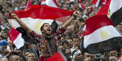 Manifestantes egipcios ondean la bandera del país en la plaza de la Liberación durante las protestas que acabaron con Hosni Mubarak.