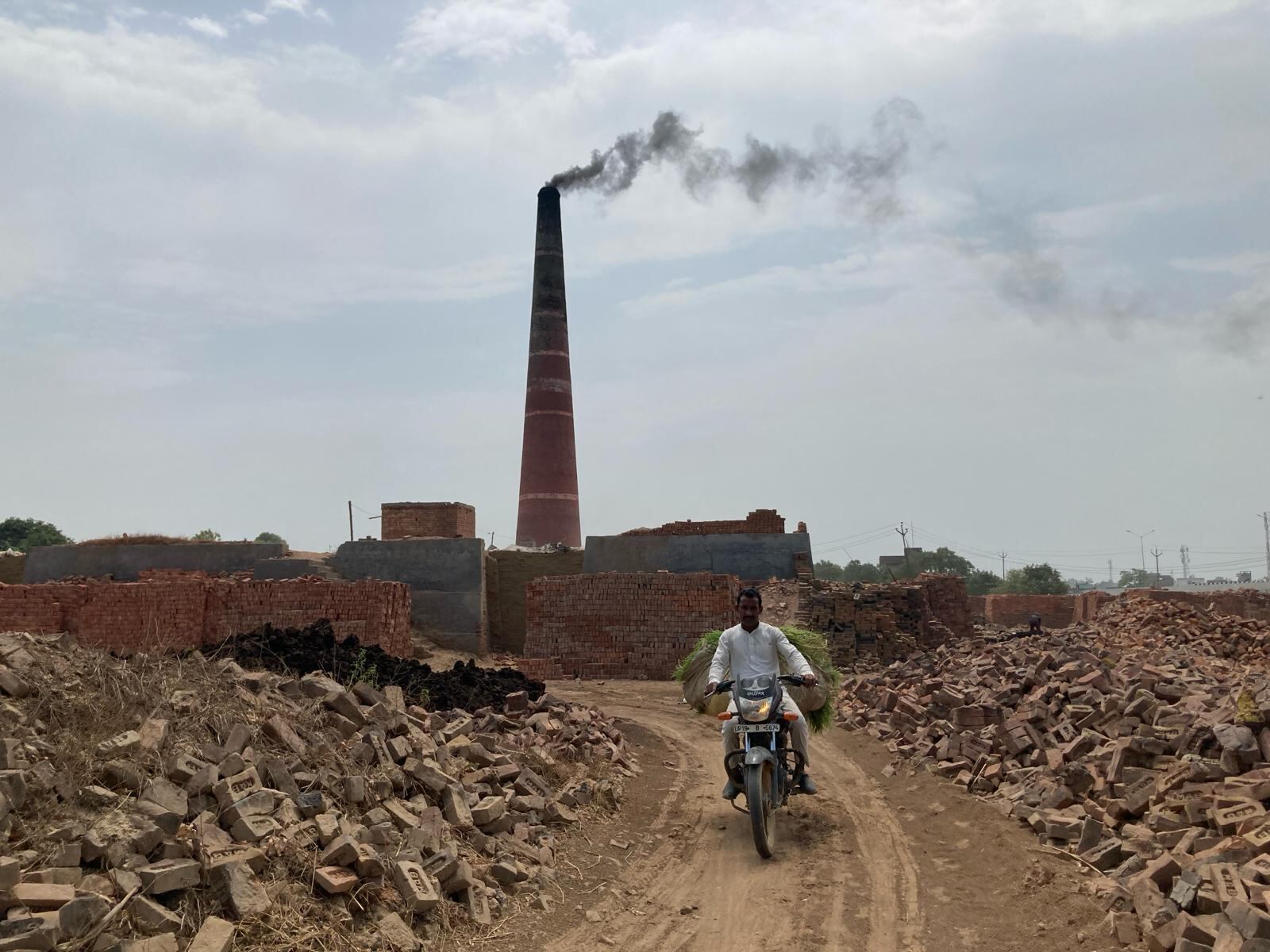 Sarvez, de 35 años, regresa en moto de recoger forraje en el campo en Kairana (Uttar Pradesh) el jueves 6 de junio. 