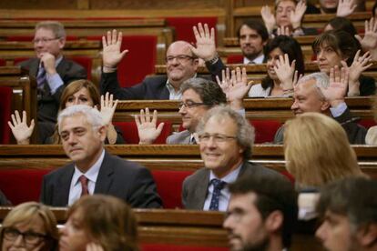 Els diputats del PP alcen les mans en el moment de la votaci&oacute;.
