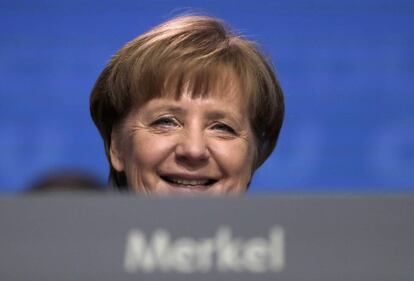 La canciller alemana, Angela Merkel, sonr&iacute;e, durante el congreso de su partido, la Uni&oacute;n Cristiano Dem&oacute;crata el pasado lunes en Berl&iacute;n. 