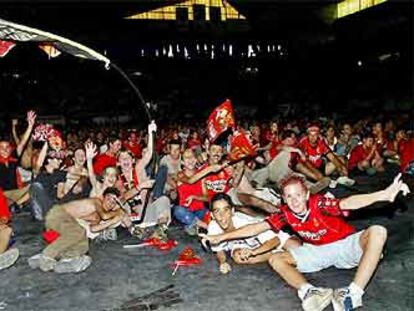 Aficionados del Mallorca, el sábado, en el polideportivo Son Moix de Palma, donde festejaron el triunfo de su equipo en la Copa.