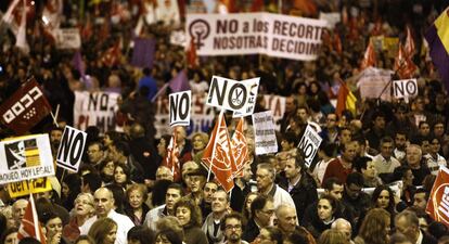 Miles de personas durante la manifestación celebrada por las calles de Madrid para potestar por las medidas de recorte del Gobierno.