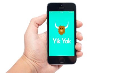 En Yik Yak, todo es 'público'. Los mensajes que se envían y reciben, sólo de texto, los puede visualizar cualquiera que esté en un radio limitado de distancia. Es decir, cualquiera puede enviar mensajes a cualquiera en la red social, pero sólo son visibles cuando estamos en una zona determinada.