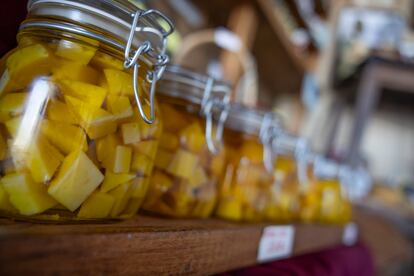 Tarros de cristal con queso elaborado en aceite.
