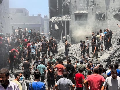 Gazatíes, en uno de los lugares bombardeados en Ciudad de Gaza, este sábado.