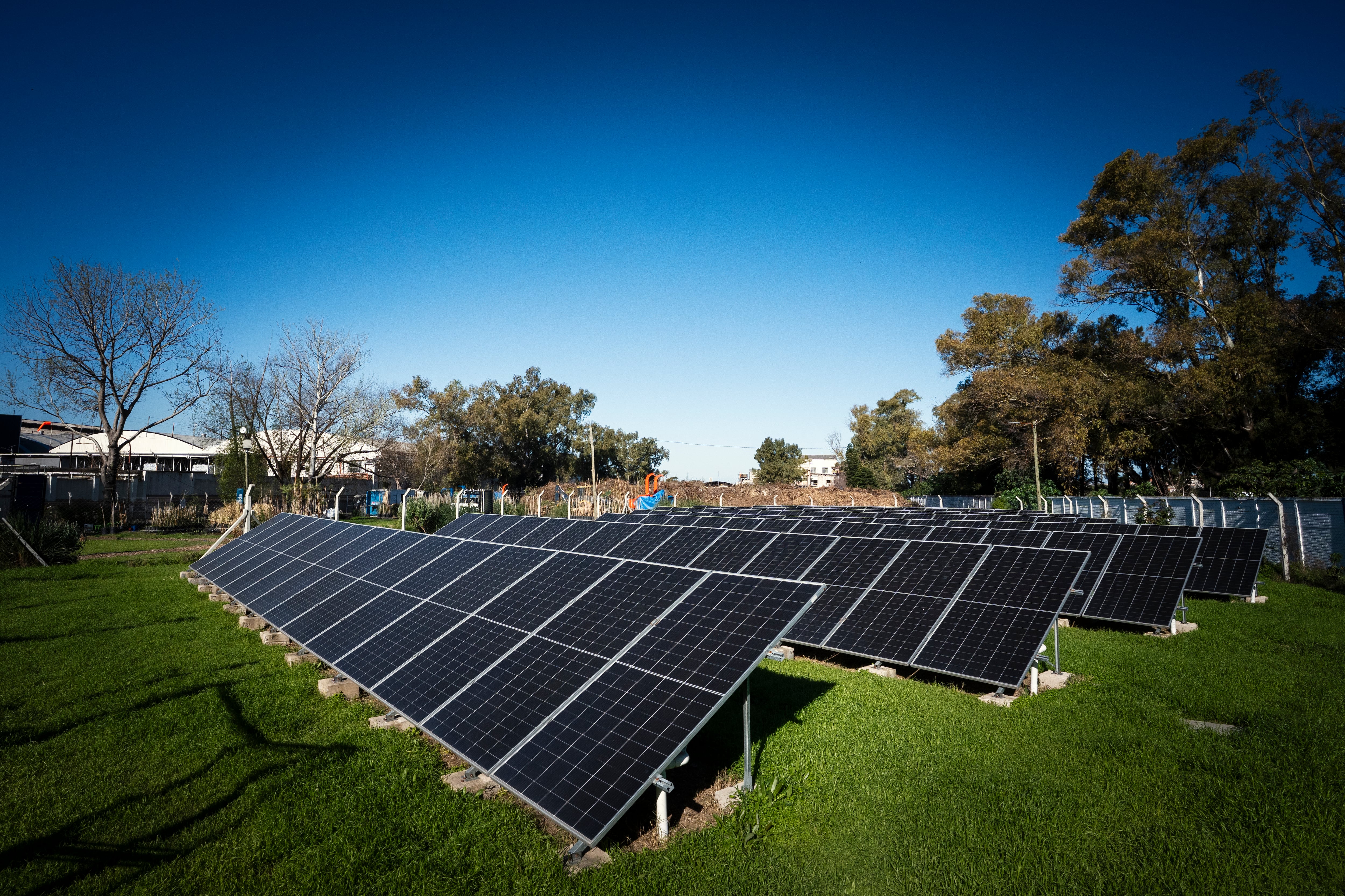 Secto de paneles solares en el Parque Solar Diego Armando Maradona.