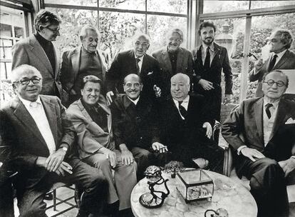 Reunión en 1972 de grandes del cine. De pie, con barba, Jean-Claude Carrière; sentados, Alfred Hitchcock, Luis Buñuel, Billy Wilder…