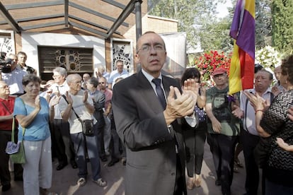 José, hijo de Santiago Carrillo muestra su agradecimiento a las personas que han acudido al cementerio de la Almudena a la incineración del histórico dirigente comunista, fallecido el martes en Madrid a los 97 años.