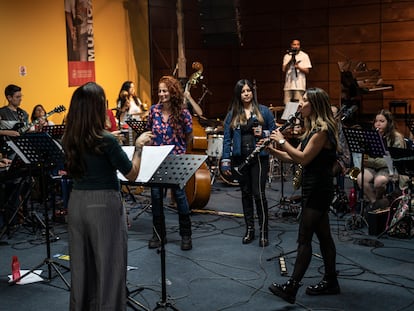 Intérpretes y cantantes ensayan en la primera Big Band de Jazz colombiana conformada enteramente por mujeres, que se presentará como parte de las actividades del festival Jazz al Parque en Bogotá. 13 de septiembre de 2022.
