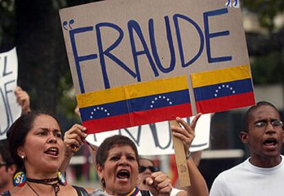 Varios manifestantes acusan de fraude al Gobierno venezolano tras el referéndum del pasado domingo.