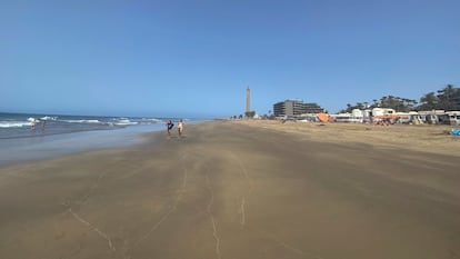 Vista inusual de la playa de Maspalomas, vacía en la última semana de julio, cuando el litoral canario suele estar abarrotado de turistas.