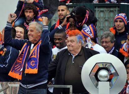 El presidente del Montpelier Louis Nicollin, con el pelo teñido, y el entrenador galo Rene Girard celebran el título de la Ligue 1