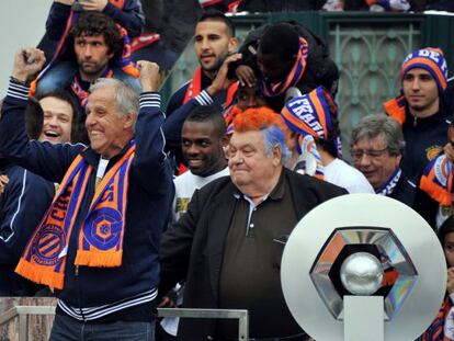 El presidente del Montpelier Louis Nicollin, con el pelo teñido, y el entrenador galo Rene Girard celebran el título de la Ligue 1
