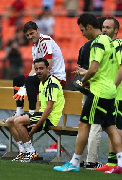 Casillas y Xavi observan a Cesc