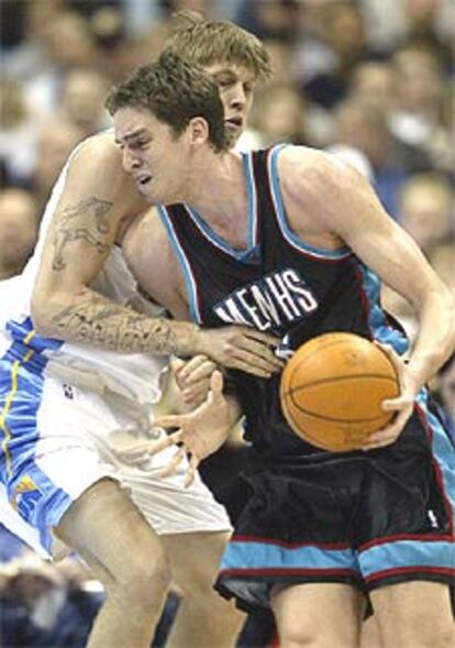 Pau Gasol sufre una falta por parte del jugador de los Nuggets Chris Anderson.