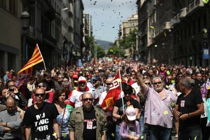 Miles de personas se manifiestan en Barcelona para reclamar más empleo.