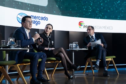 Eduardo Osuna, vicepresidente y director general de BBVA México, participa en un conversatorio con Altagracia Gómez y Jan Martínez Ahrens.