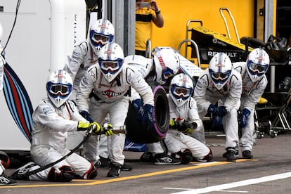 Mecánicos de Williams se preparan en el pit stop durante el Gran Premio de Mónaco, el 27 de mayo de 2018.