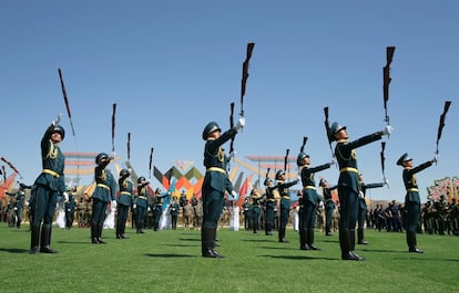 Militares kazajos se presentan durante una ceremonia de apertura de los Juegos Internacionales del Ejército en la base militar Otar, en la región de Zhambyl (Kazajistán), el 7 de agosto de 2019.