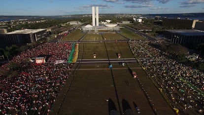 Cena do filme 'Democracia em vertigem' de Petra Costa.