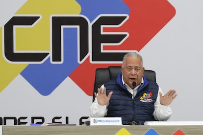 Elvis Amoroso, presidente del CNE, habla el domingo por la mañana en Caracas.