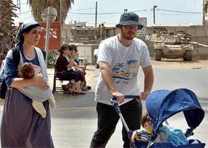 Una familia de colonos en el asentamiento de Kfar Darom, en la franja de Gaza.