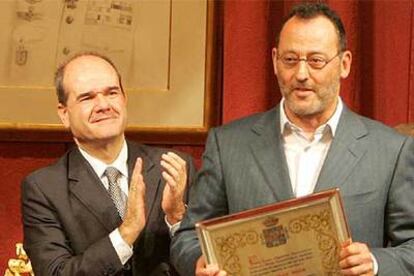 Jean Reno recoge el galardón y recibe el aplauso del presidente de la Junta de Andalucía, Manuel Chaves.