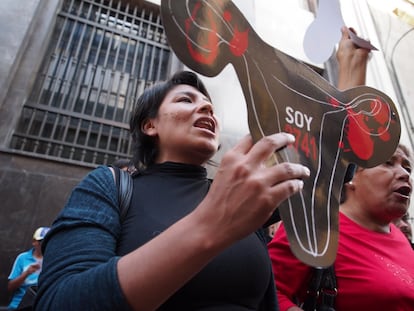 Jóvenes del grupo de activistas Somos 2074 marcharon frente al edificio de la Fiscalía de Perú en mayo de 2016 para exigir celeridad en el caso y justicia para las mujeres rurales que fueron víctimas de la política de Fujimori.