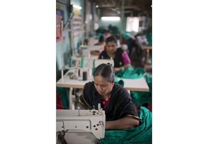 Además de impartir clases a niños trabajadores, la ONG ha puesto en marcha un proyecto para enseñar a ahorrar a las madres de estos pequeños y que se unan en cooperativa para trabajar en la mayor industria del país: la textil. En la imagen, el taller que las progenitoras han abierto junto a la escuela de Educo en Korail (Dacca).