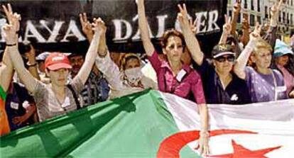 Manifestantes con la bandera argelina, ayer, en el centro de Argel.