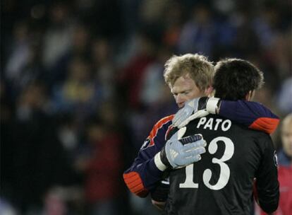 Kahn consuela a Abbondanzieri al término del partido.