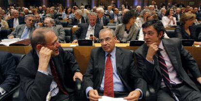 Javier Solana, Alfonso Guerra y Eduardo Madina, durante el acto celebrado en el Congreso.