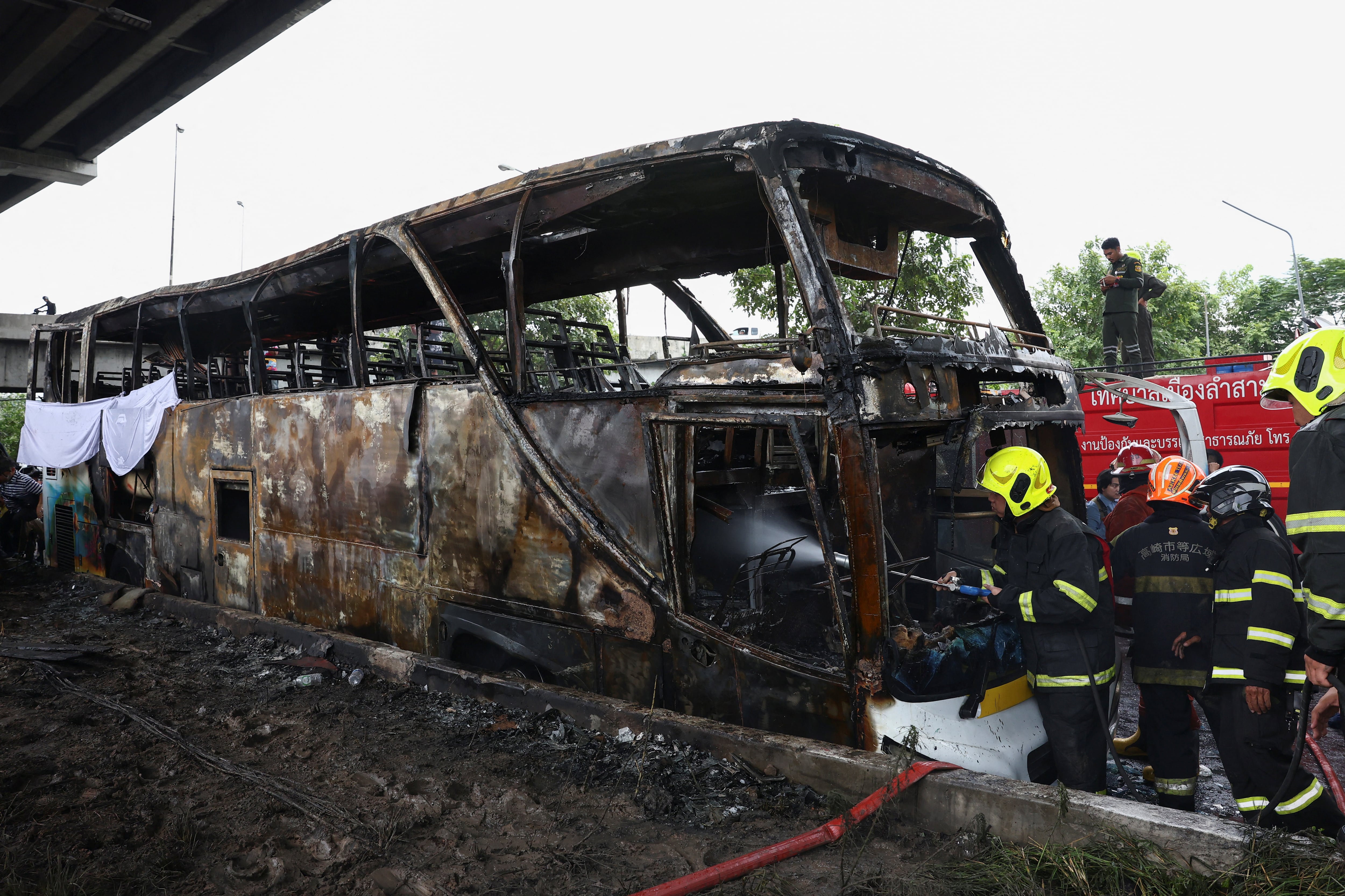 Al menos 10 muertos en el incendio de un autobús escolar en Tailandia