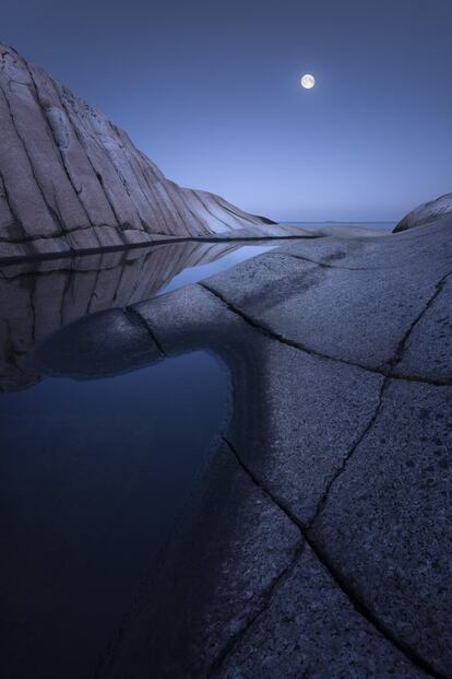 The Night Sky Award, como su propio nombre indica, busca premiar la mejor fotografía en la que el cielo nocturno sea el verdadero protagonista. Y esta foto del noruego <a href="https://www.hansgunnaraslaksen.com/" target="">Hans Gunnar Aslaksen</a>, en la que combina sus habilidades como diseñador con su conocimiento de la fotografía de paisajes, se alzó con el galardón. "Un rompecabezas con formas y líneas", resumió su autor al subir la imagen a Instagram desde Larvik, al sur de Noruega, donde reside y trabaja.