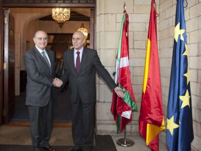 Jorge Fernández (izquierda) y Rodolfo Ares, ministro del Interior y consejero vasco de ese área, respectivamente, ayer en Leioa.