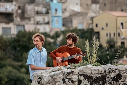 El grupo noruego Kings of Convenience, en una imagen promocional de su nuevo álbum.